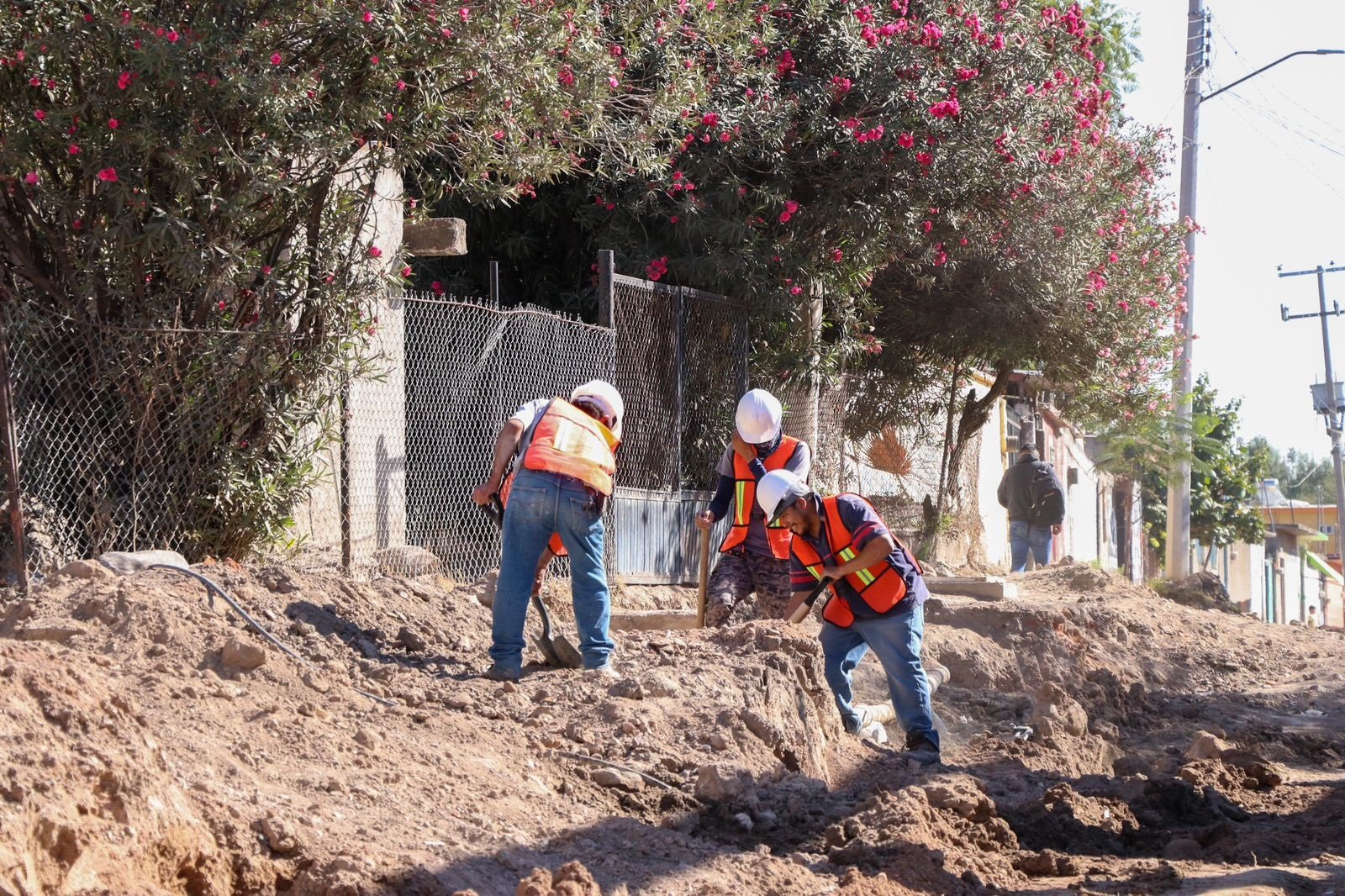 Supervisan rehabilitación de calle en la comunidad Serrano Politik