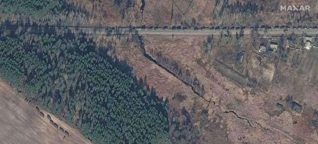 Ataques masivos en Járkiv mientras largo convoy avanza hacia Kiev