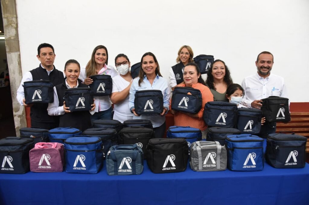 Entregan hieleras al Hospital Materno Infantil de Irapuato