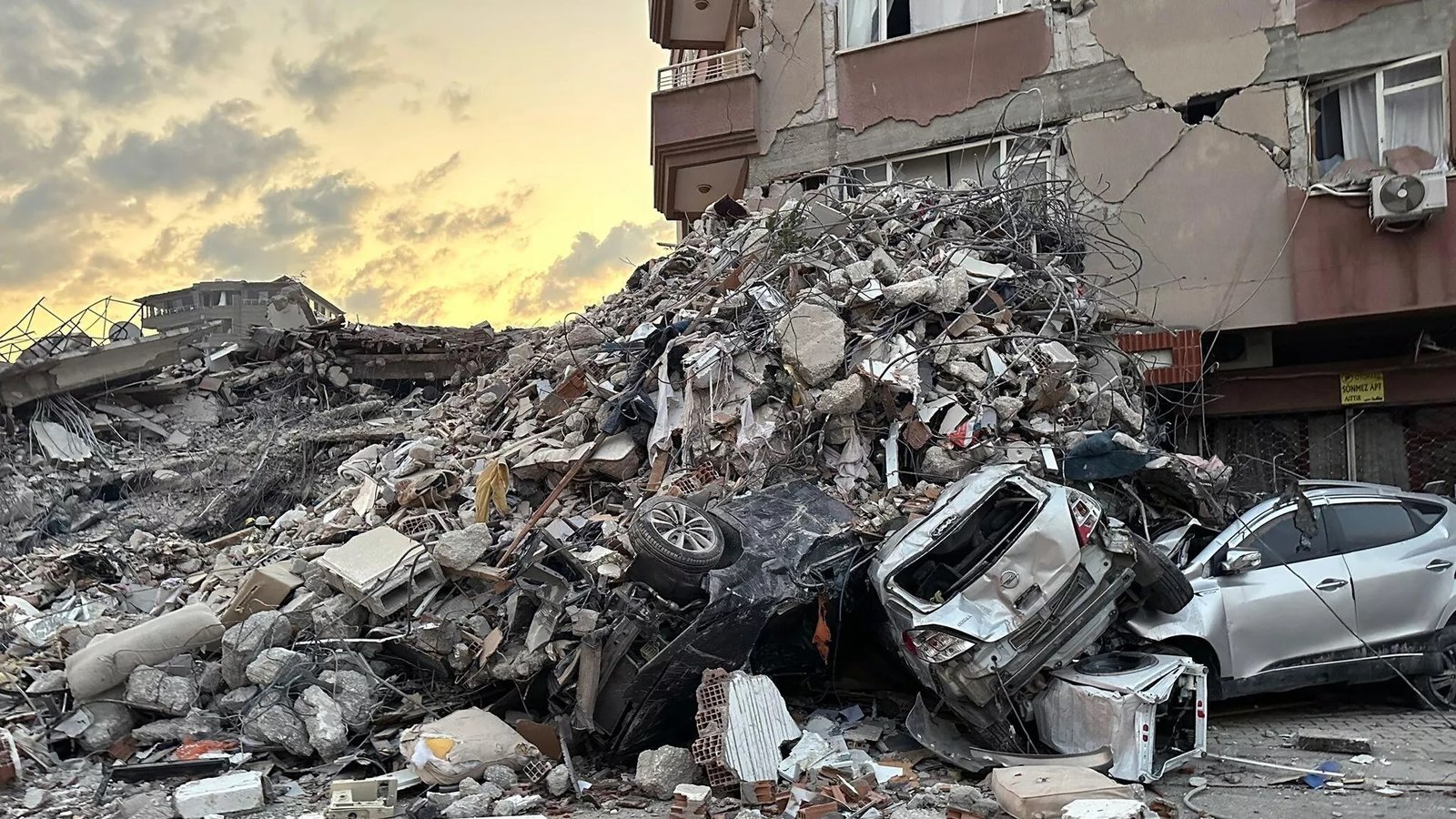 Siguen hallando sobrevivientes; más de 28 mil los muertos por terremotos en Turquía y Siria picture pic