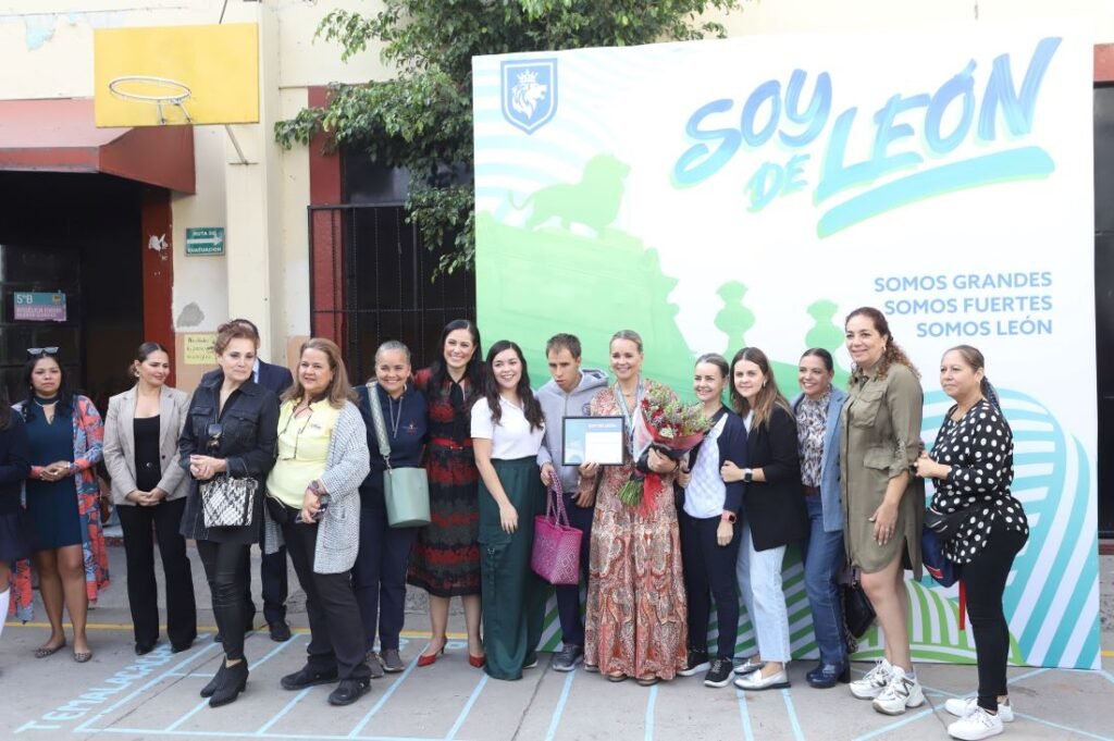 Reconocen con presea “Soy de León” la trayectoria social de Lourdes Lozano