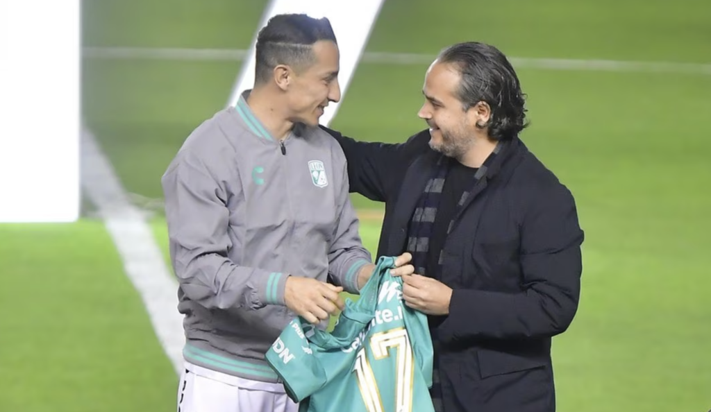Momento en que Andrés Guardado se puso la playera del León y fue presentado ante 15 mil aficionados que se dieron cita al estadio de a Fiera.