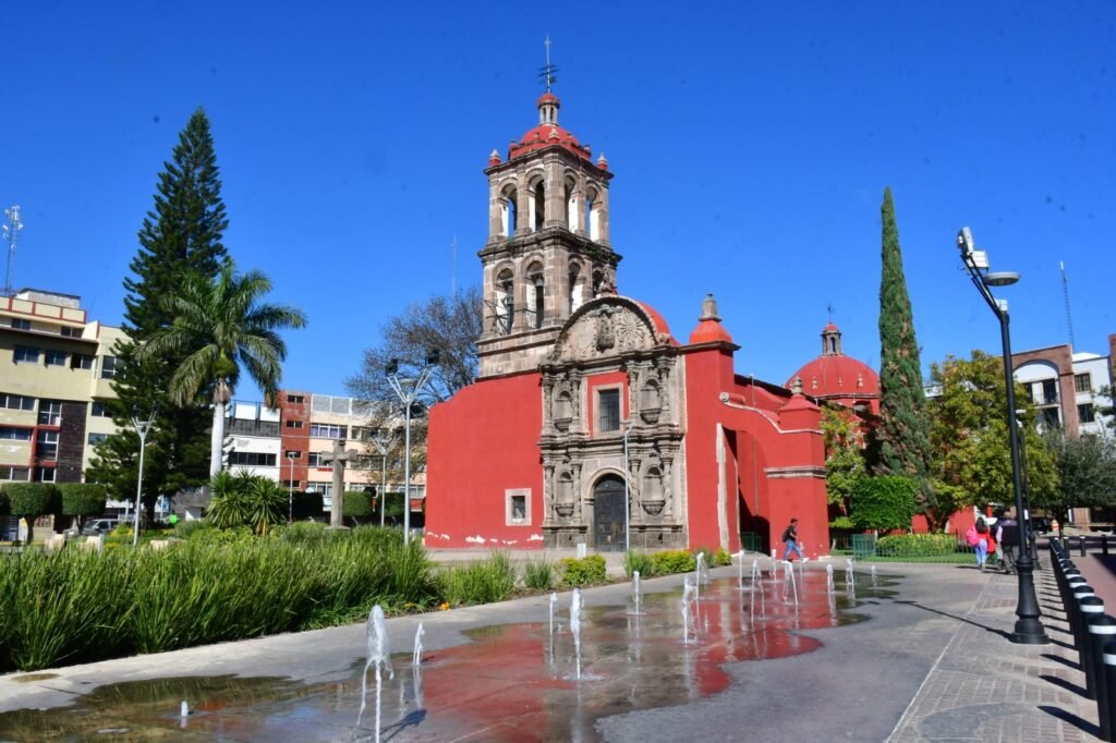 Continúan en Irapuato, los trabajos de rehabilitación en el templo de la Tercera Orden y de la iluminación del templo del Hospitalito.