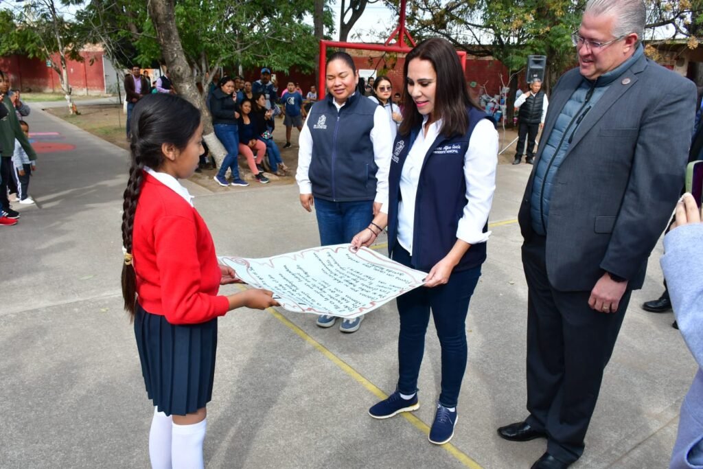 La presidenta, Lorena Alfaro García y su equipo de trabajo, visitó la escuela Vasco de Quiroga donde destacaron el valor de seguir apoyando la educación por el futuro de los niños.