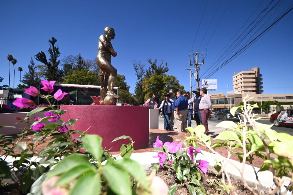 Durante su recorrido, Lorena Alfaro García, presidenta de Irapuato, observó de cerca los avances en obras que mejoran la imagen del municipio.