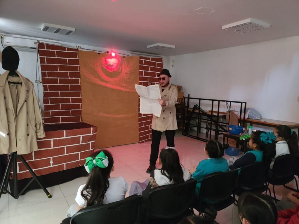 A través del programa ‘Las Diferentes Formas de Leer’ se presentó la puesta en escena “El misterioso caso de Toto”.
