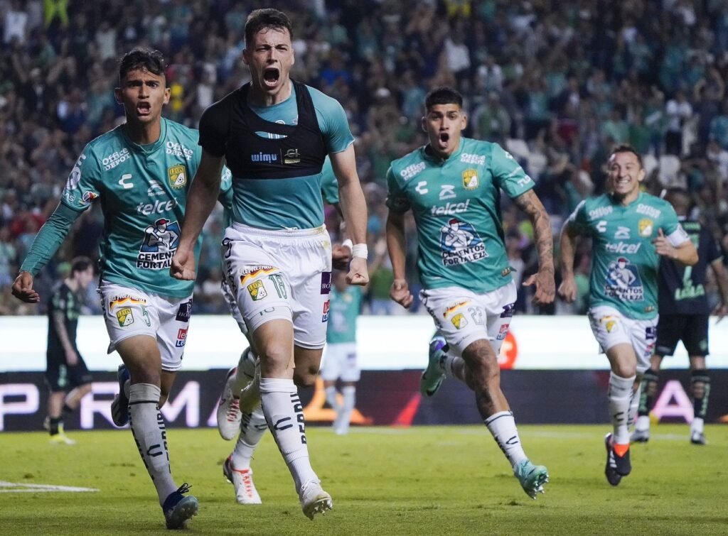 Una verdadera euforia se vivió en el estadio Nou Camp, donde León vino de atrás para vencer a Santos Laguna. /Fotos: CLub León