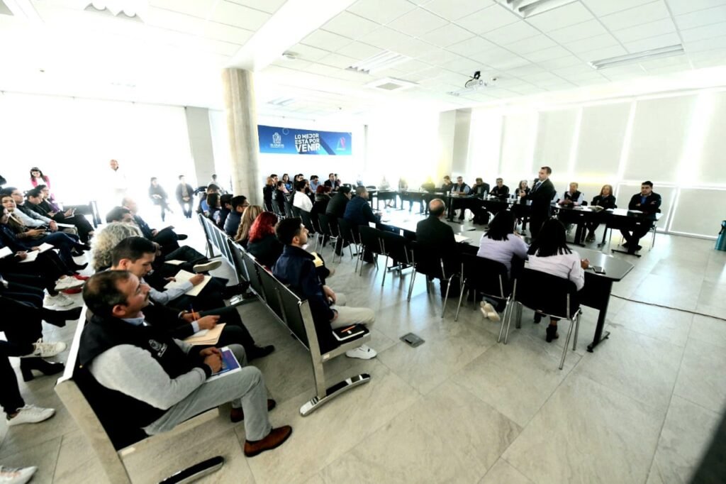 Funcionarios y personal de presidencia acudió a la reunión donde se capacitó sobre la transparencia.