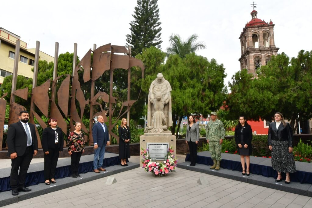 Ante decenas de habitantes, la Presidenta de Irapuato, Lorena Alfaro, fue la encargada de partir el pastel por los 477 años de la ciudad.