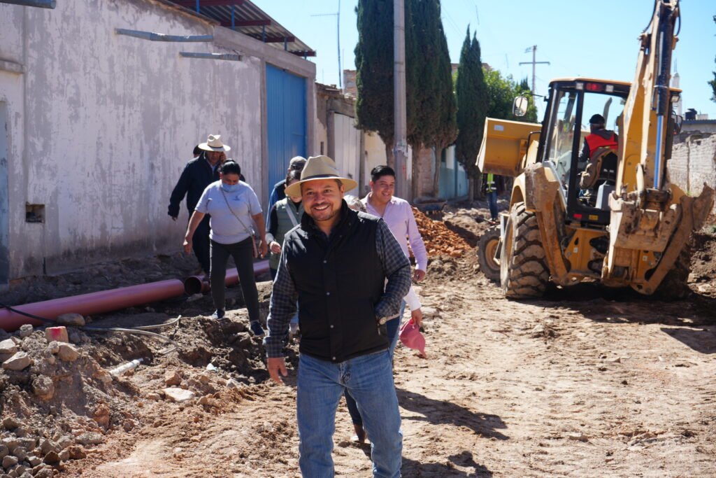 Erick Montemayor Lara, presidente municipal de Ocampo, recorrió la calle Hidalgo, para ver los avances de la obra.