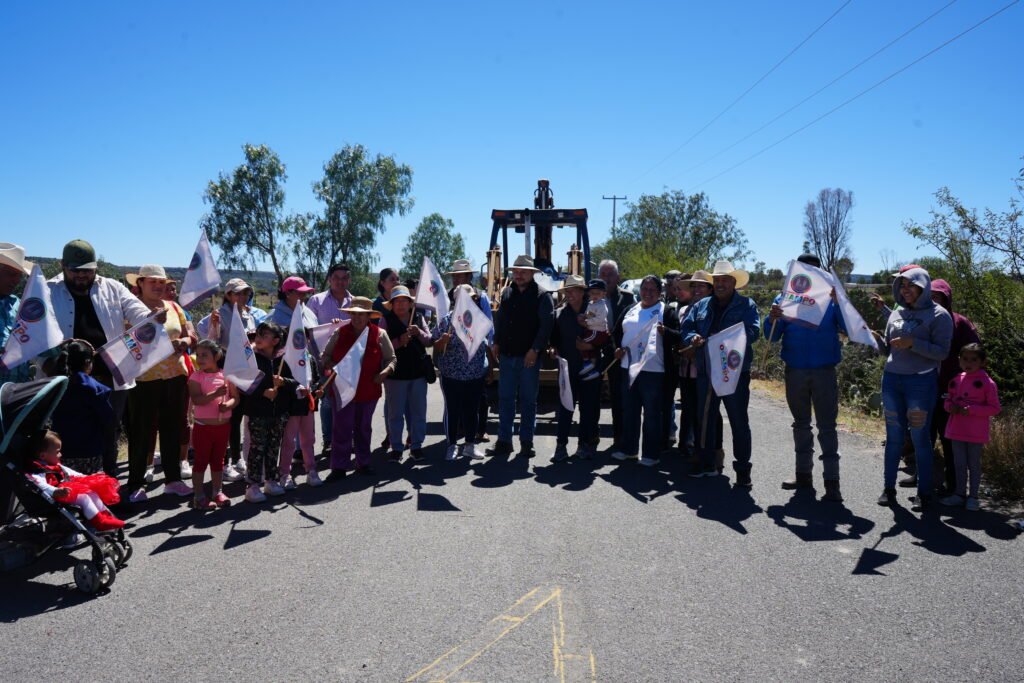El alcalde de Ocampo, supervisa la primera etapa de la obra de rehabilitación del tramo de la Lagunita a Cabras de Guadalupe.