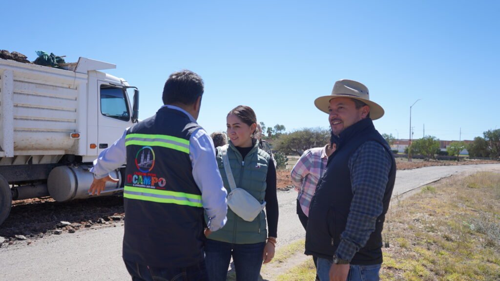 Durante su recorrido, el presidente municipal de Ocampo, Erick Montemayor Lara, destacó que se hará la obra con concreto hidráulico.