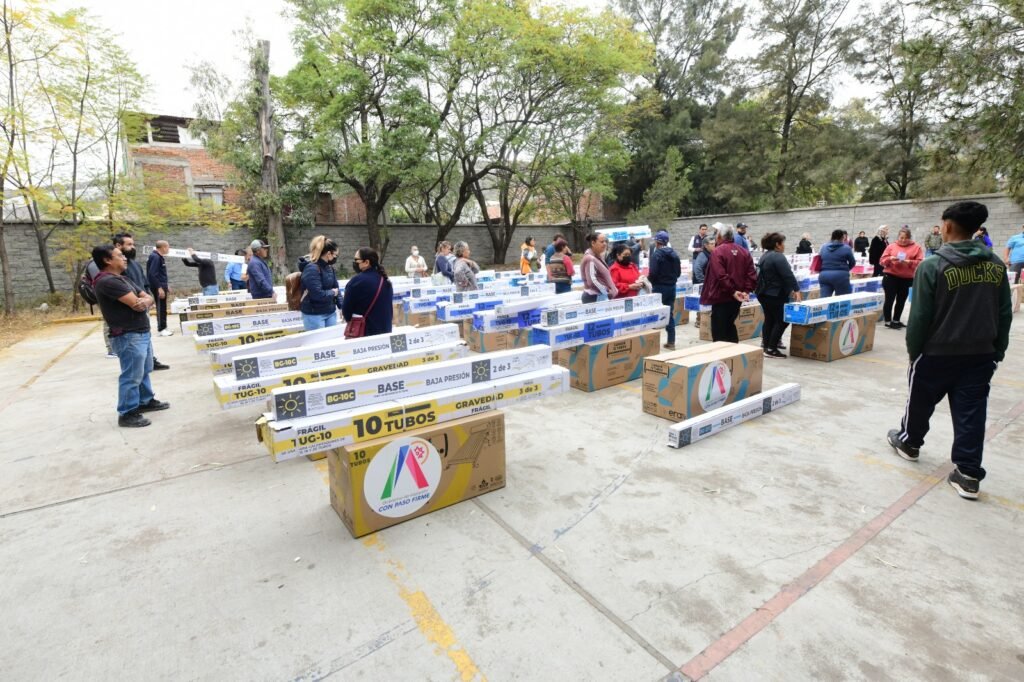 Decenas de familias se vieron beneficiadas con estos apoyos, donde también se informó que habrá entrega de cubetas de pintura.