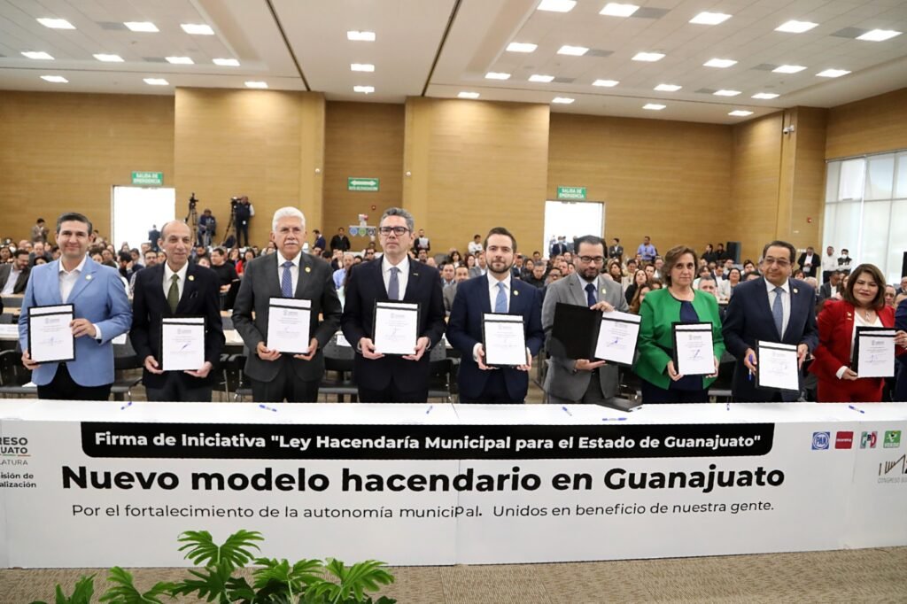 En la reunión, suscriben diputadas y diputados una iniciativa para crear la nueva Ley Hacendaria Municipal para el Estado de Guanajuato.