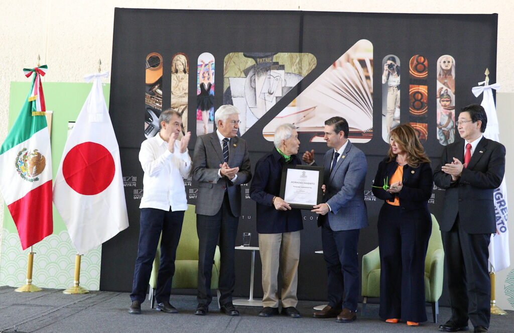 En la presentación del libro “Hibakusha, testimonio de Yasuaki Yamashita", se entregó un reconocimiento al sobreviviente.