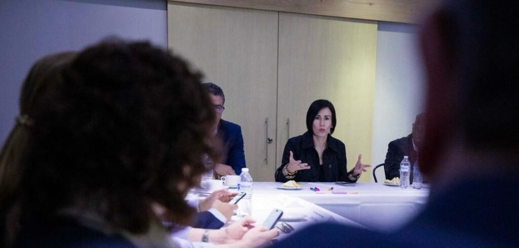 En la reunión estuvieron presentes expertos en el tema, quienes compartieron su punto de vista.