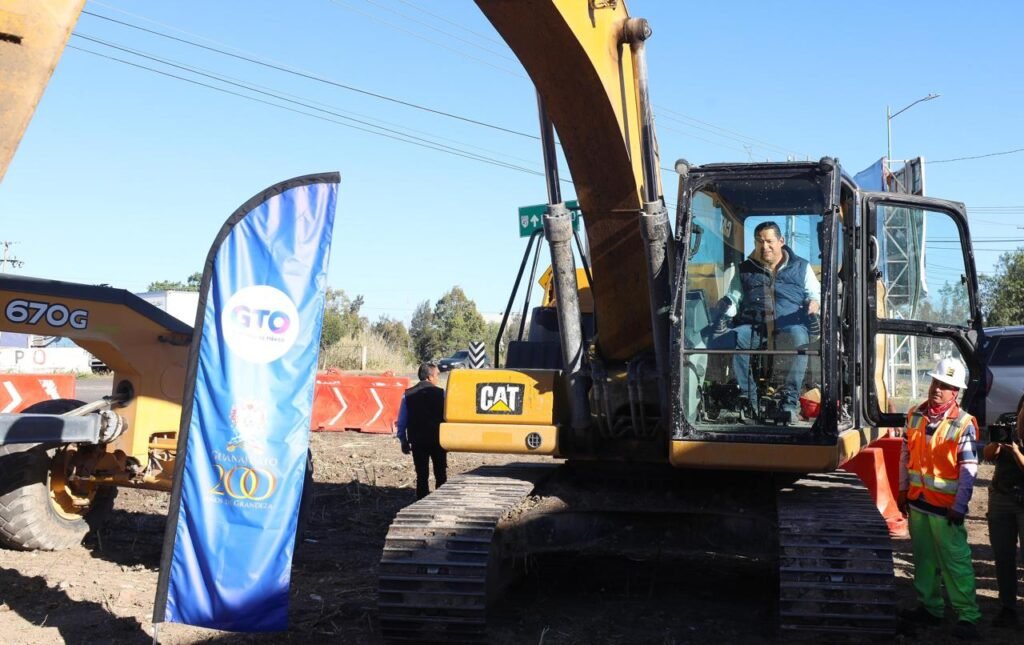 El Gobernador de Guanajuato, Diego Sinhue Rodríguez Vallejo dio el banderazo oficial al arranque de la obra del puente vehicular en Irapuato.