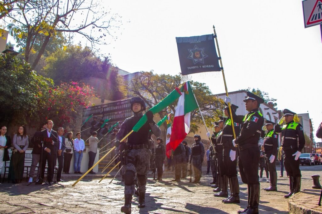 En San Miguel de Allende, rinden honores a la bandera destacando la historia y significado para los mexicanos.