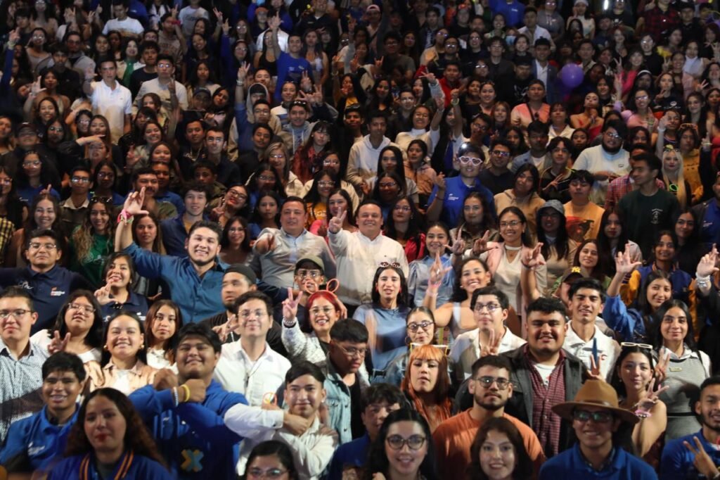 Las y los jóvenes participantes en la toma de compromiso acudieron de los 46 municipios del estado de Guanajuato.