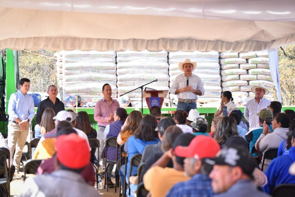 El presidente municipal de Guanajuato, Alejandro Navarro, hizo entrega de cemento y herramientas en diversas zonas de la ciudad.