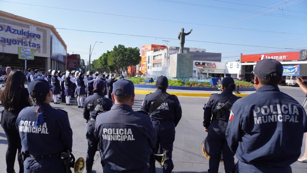 Decenas de alumnos y soldados recordaron el Natalicio de Benito Juárez.