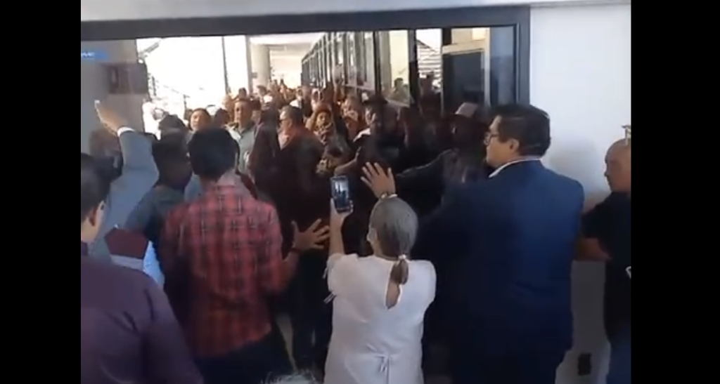 Con violencia y amenazas irrumpieron las oficinas causando temor entre los presentes en una sesión del Instituto Electoral del Estado de Guanajuato.