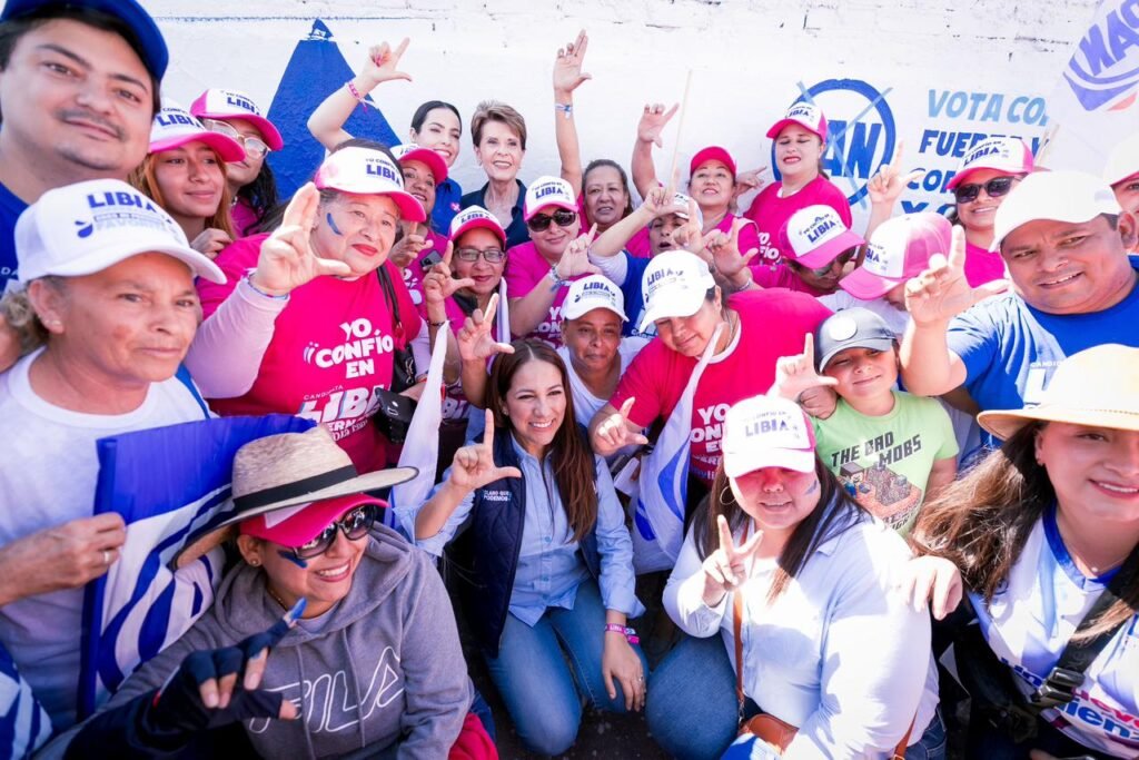 Vecinas y vecinos recibieron a Libia candidata a la gubernatura, quien empezó su recorrido por las calles de León en la colonia Echeveste