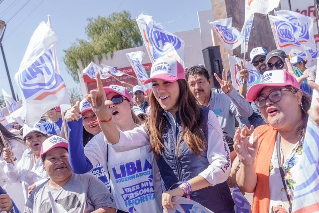 En su recorrido, Libia Dennise escuchó las propuestas y necesidades de los comerciantes del Macrotianguis.