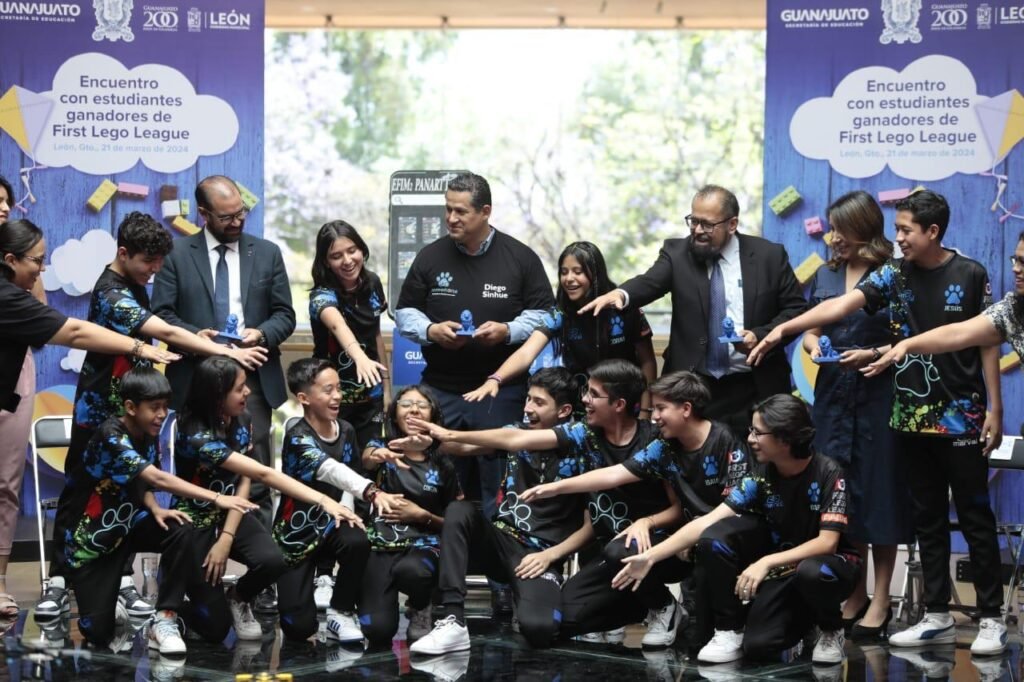El Gobernador de Guanajuato con los equipos que participaron en el First Lego League.