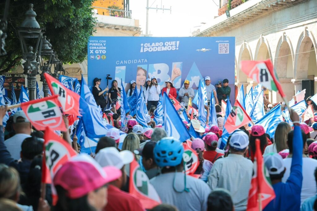 Libia Dennise camino por las calles de Yuriria, Moroleón y Uriangato.