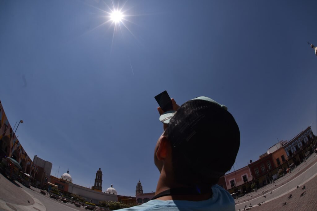 Disfrutan irapuatenses el eclipse solar Miles de personas tomaron sus precauciones y disfrutaron de este fenómeno.