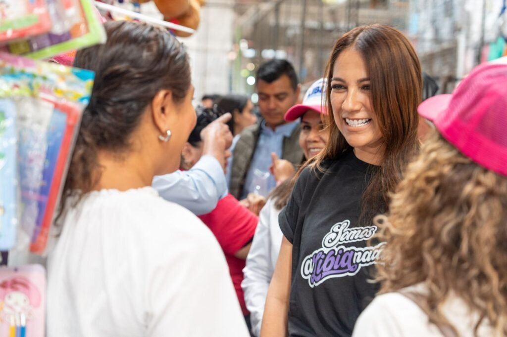 Libia Dennise García Muñoz visitó La Pulga en León, donde recibió el apoyo de los comerciantes.