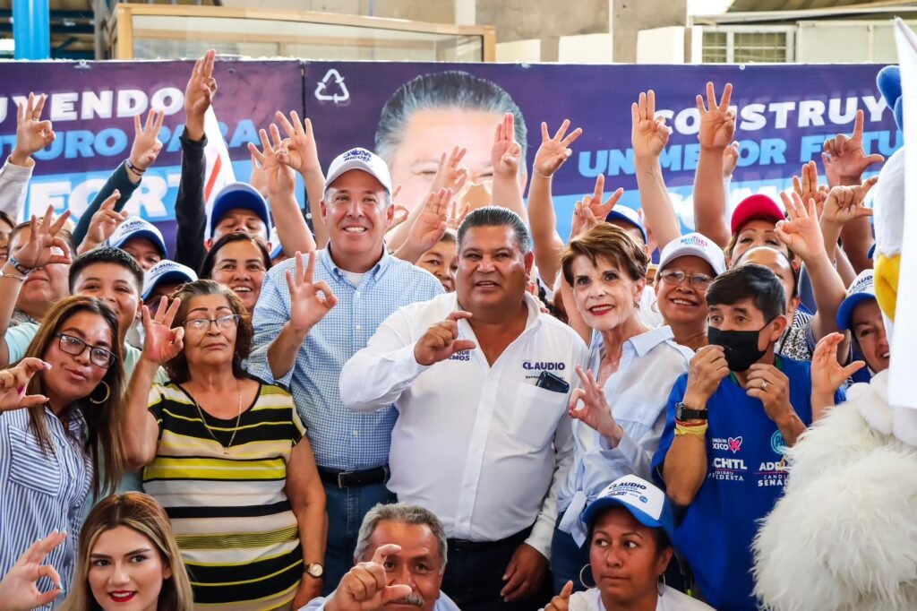 Durante su recorrido Claudio Santoyo Cabello, estuvo acompañado de Miguel Márquez Márquez y Adriana Rodríguez.