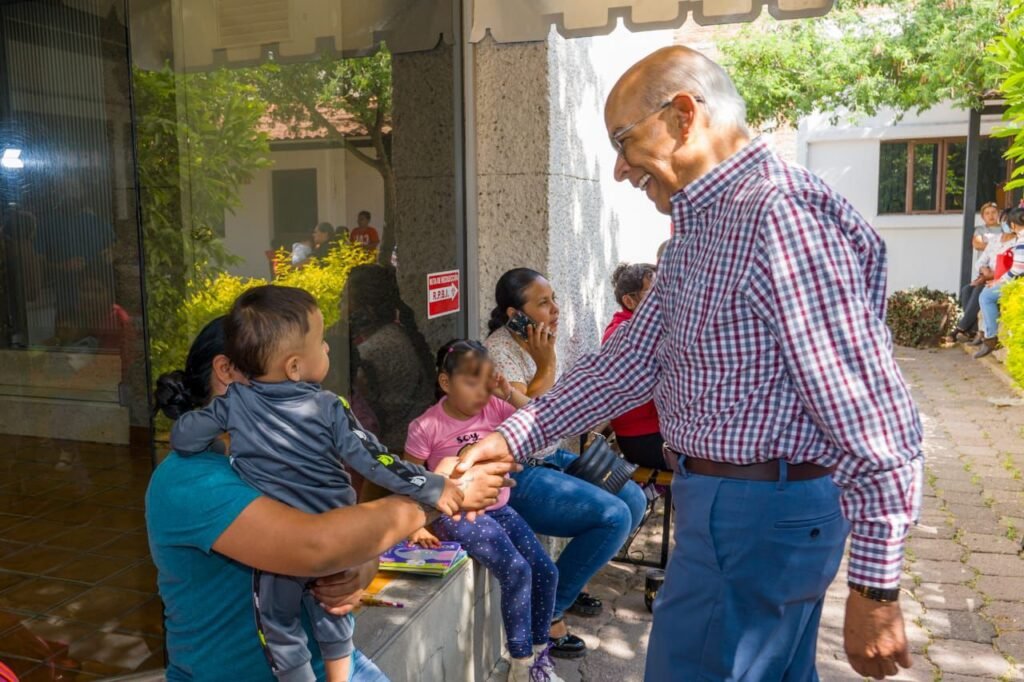 Javier Mendoza Márquez platicó con padres de familia y los directivos de Cara Feliz.