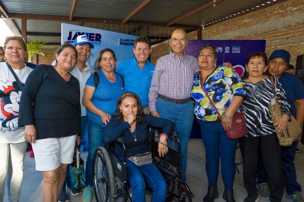 Javier Mendoza Márquez escuchó las necesidades de los habitantes de varias colonias de Celaya.