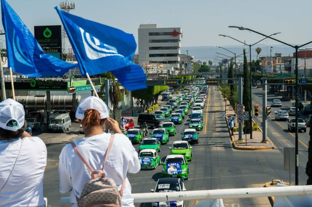 Poniendo el nombre de Libia en alto, la caravana de taxis avanzó por el bulevar Adolfo López Mateos.