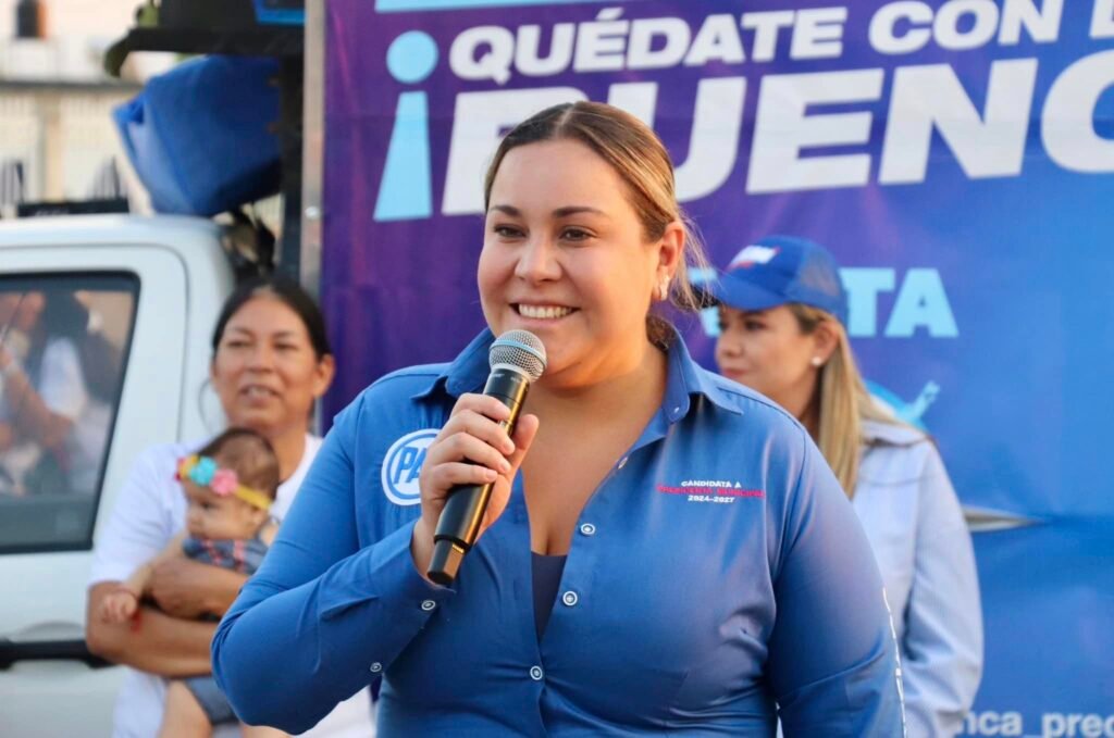 Blanca Preciado, candidata del PAN en Manuel Doblado, usa de forma desesperada la tarjeta rosa para ganar votos.