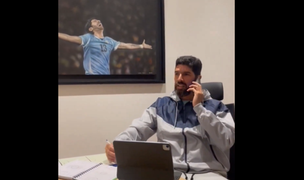 Sebastián 'Loco' Abreu roba cámaras al volver al futbol mexicano, de donde salió como figura.