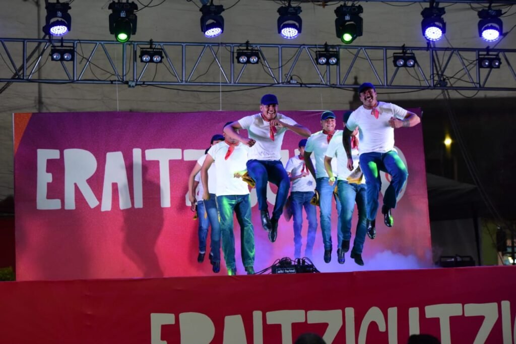 Los bailarines dieron muestra de talento durante su presentación en el festival Eraitzicutzio.