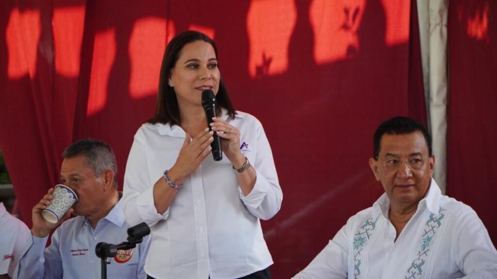 Durante la reunión, Lorena Alfaro escuchó propuestas y presentó sus proyectos por el bien de Irapuato.