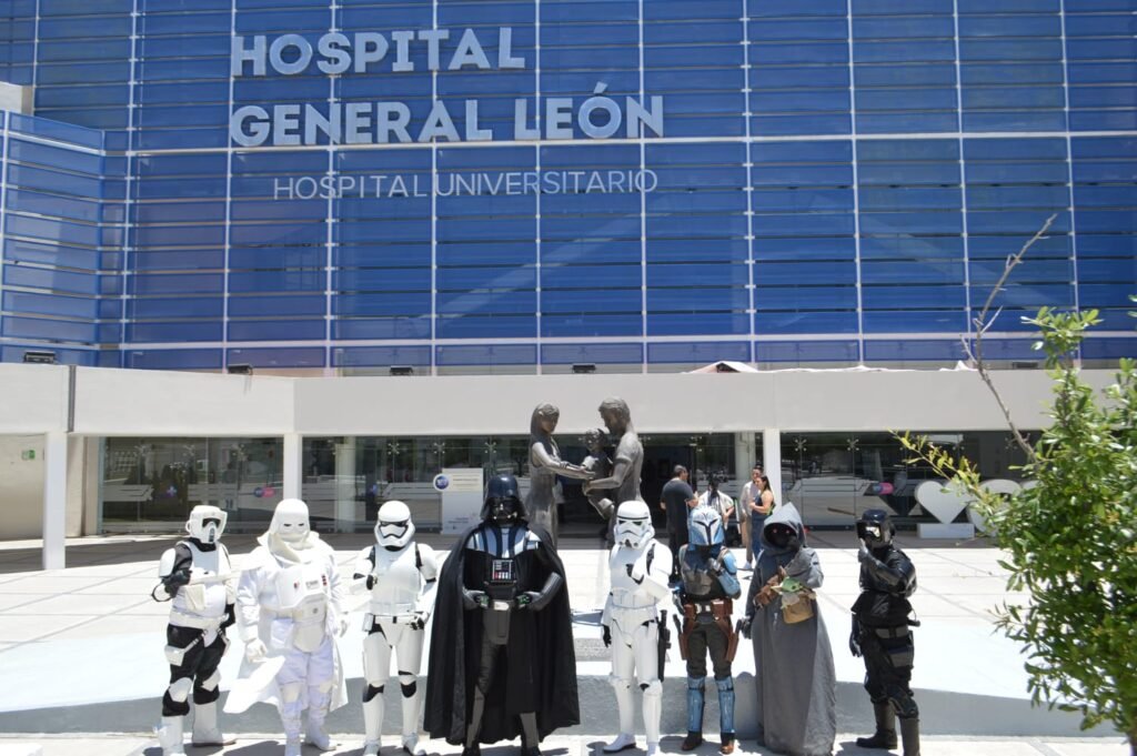 Hace unos días, con motivo del “Día del Niño”, los integrantes de la Legión 501, Skull Garrison de León, llevaron alegría a los niños del Hospital Regional de León.