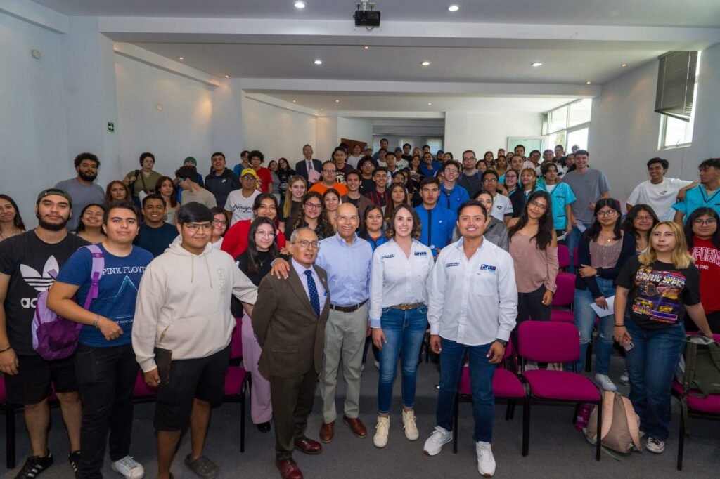 Javier Mendoza destacó la importancia de seguir impulsando la educación en Celaya.