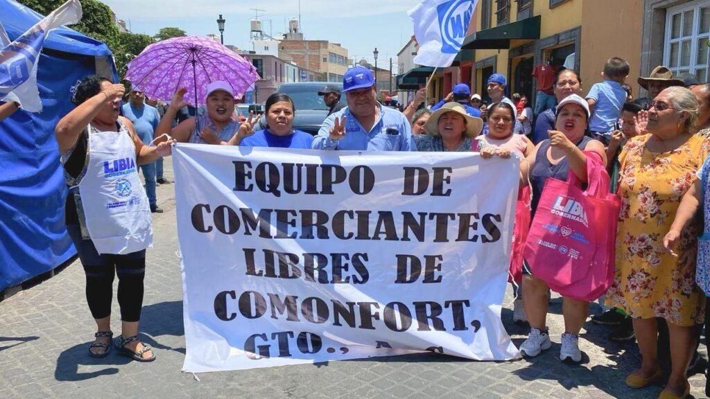 Claudio Santoyo platicó con los comerciantes, a quienes les refrendó su compromiso de trabajar por el comercio.