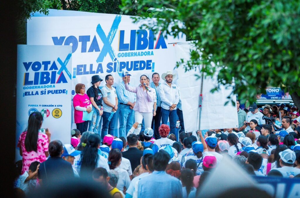 Libia Dennise recibió el apoyo de miles de francorrinconenses durante su visita.