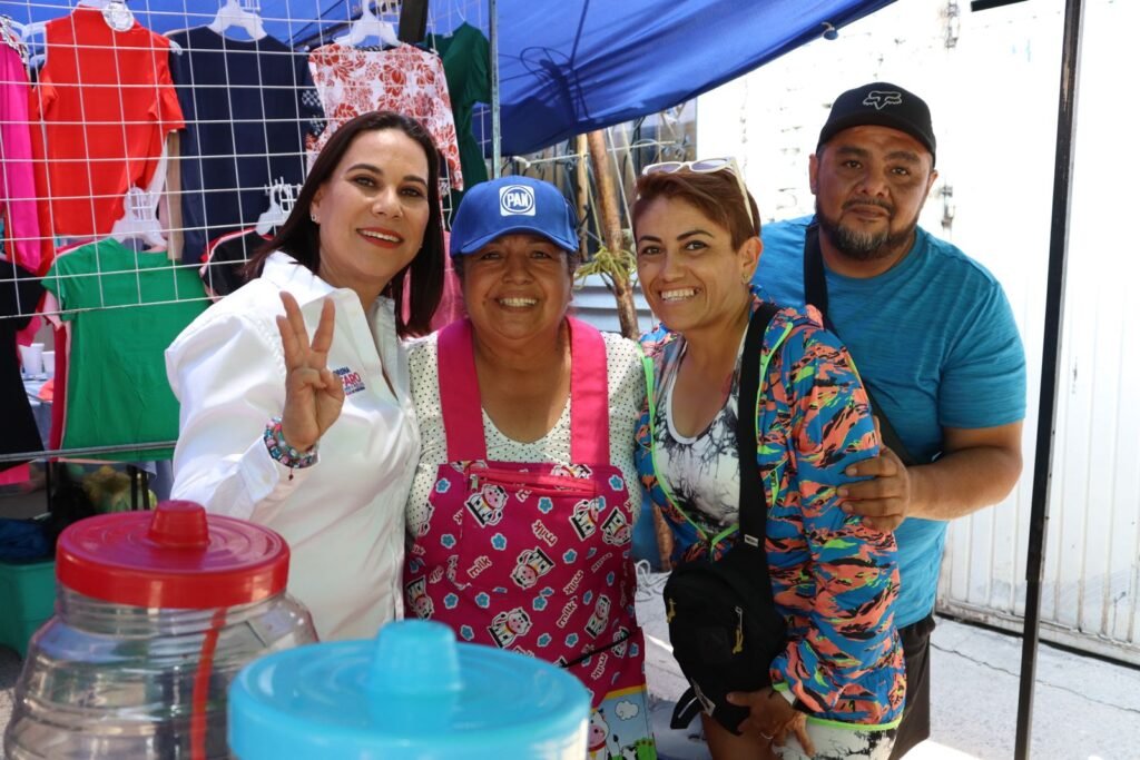 Lorena Alfaro platicó y escuchó a los comerciantes de la colonia San Gabriel, quienes le brindaron su apoyo.