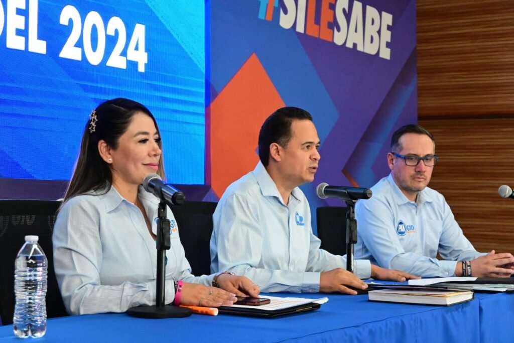 Eduardo López Mares, presidente del PAN Estatal, ofreció una rueda de prensa para ventilar lo que Morena está haciendo a unos días de las elecciones.