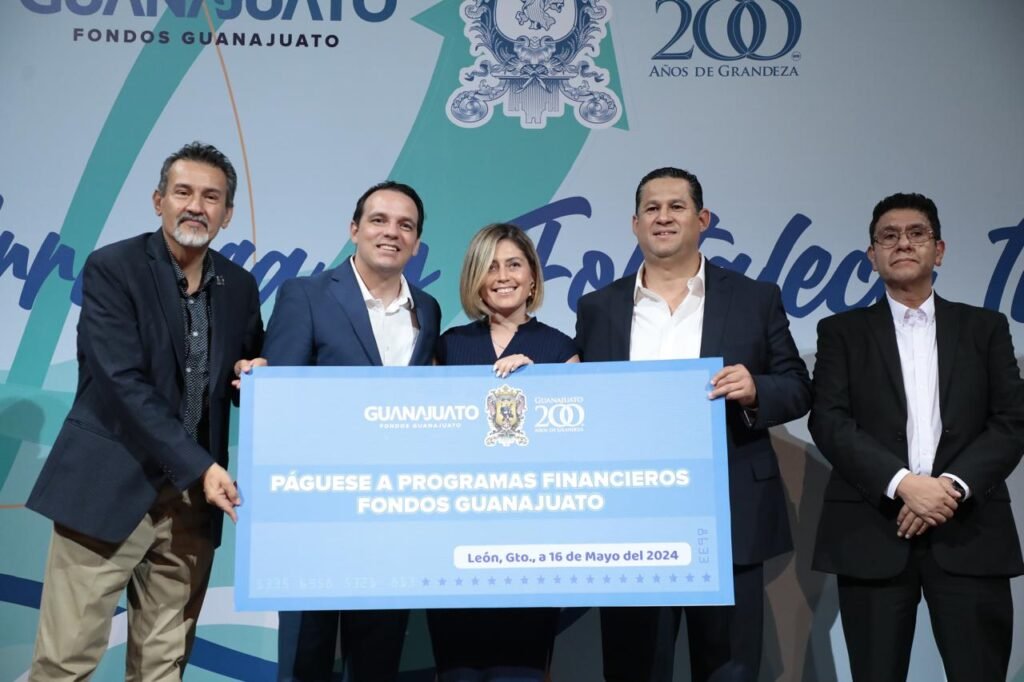 Diego Sinhue Rodríguez Vallejo hizo entrega de 35 cheques con una inversión de más de 12 millones 287 mil pesos a emprendedores