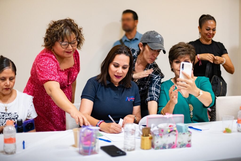 Lorena Alfaro escuchó las necesidades de integrantes de la comunidad artística y cultural de Irapuato.