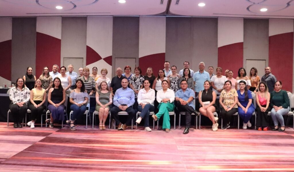 Lorena Alfaro invitó a los presentes a unirse en un proyecto a favor de mejorar los servicios de salud en Irapuato.