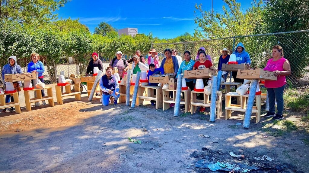 pie Durante la entrega de apoyos, las familias se mostraron agradecidas por esta ayuda.